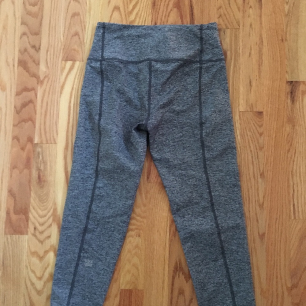Victoria’s Secret Sport Capri Knockout leggings. size S